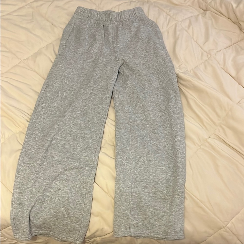 Hollister Heather Gray Sweatpants SHORT
Size: XXS